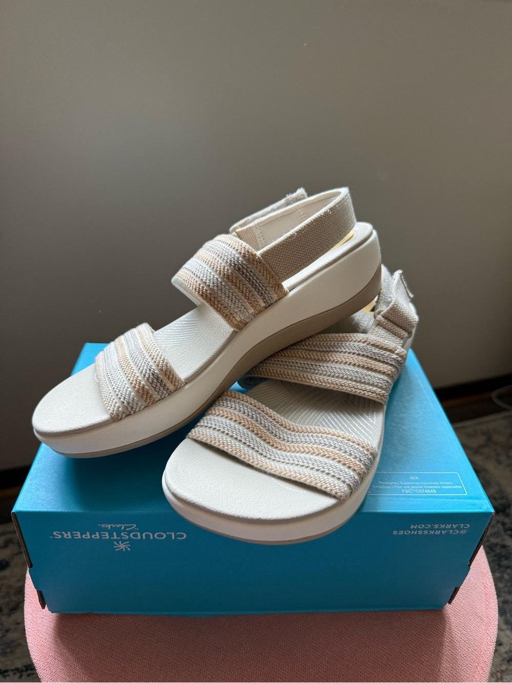 Womens size 7 CloudSteppers by Clark’s Beige Knit Elastic Strap Platform Sandals
